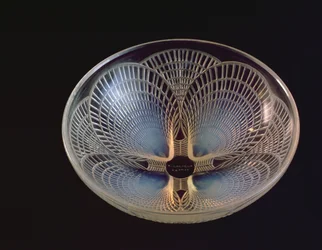 Coquilles, un vase en verre opalescent moulé avec des coquilles Saint-Jacques superposées par Lalique
